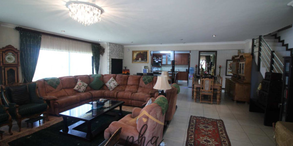 4 Bedroom house with 2 bedroom Flat for Sale - Swakopmund (Ext 9)