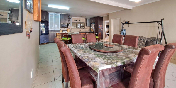 Fairway Estates, Walvis Bay:  VERY NEAT HOME WITH FLAT IS FOR SALE