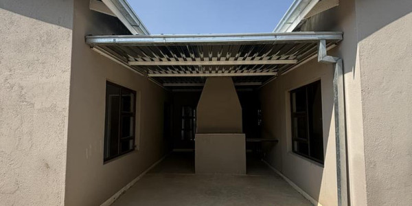 This townhouse in Okahandja offers you a fantastic opportunity! With its modern design and prime location, it offers both comfort and convenience.