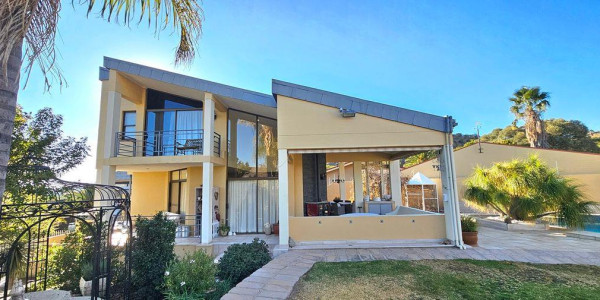 Luxury Family Home with 5 Rooms and Stunning Views in Klein Windhoek