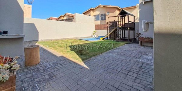 Fairway Estates, Walvis Bay:  VERY NEAT HOME WITH FLAT IS FOR SALE