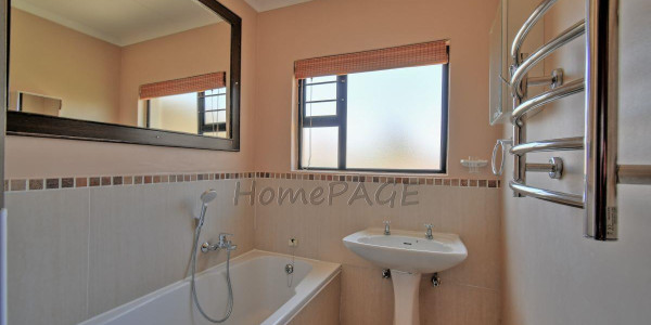 Meersig, Walvis Bay:  Beautiful 4 Bedr home IN A VERY GOOD AREA