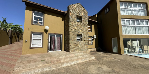 SPACIOUS 11-BEDROOM FAMILY HOME WITH TWO FLATS