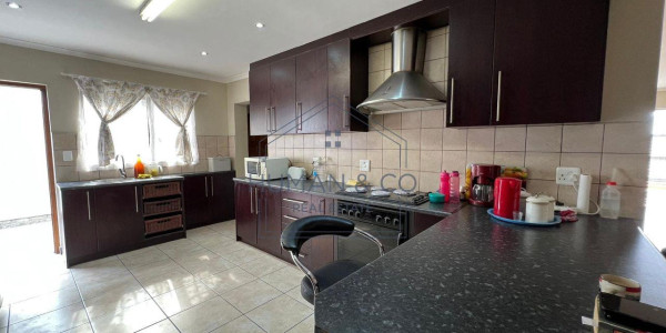 Spacious 3 Bedroom house with 2 bedroom flat