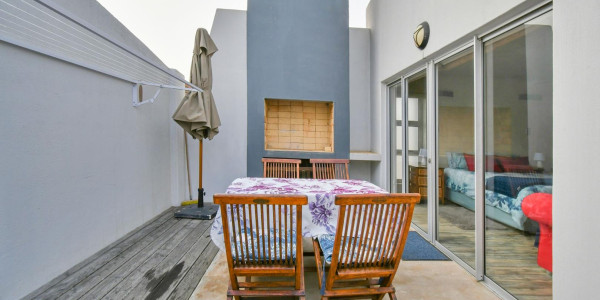 Long Beach, Walvis Bay:  Beautiful ECLECTIC Stunner home WTH FLAT is for Sales:  A RARE FIND