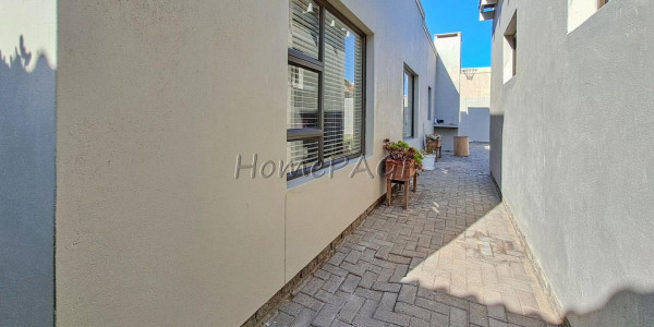 Fairway Estates, Walvis Bay:  VERY NEAT HOME WITH FLAT IS FOR SALE