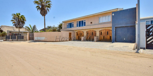 Vineta, Swakopmund:  Enormous Home with Flat is for Sale