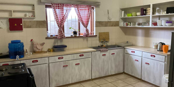 3 BED / 3 BATH  FAMILY HOME WITH FLAT FOR SALE