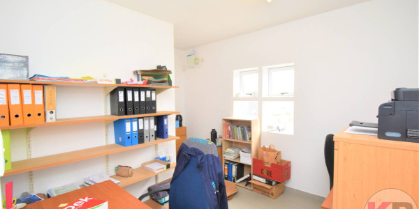 Workshop with offices for rent : Available 1 October 2024