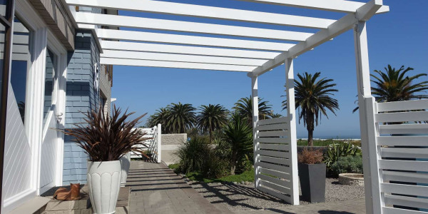 SEA VIEW PROPERTY OVERLOOKING THE BEACH PROMENADE