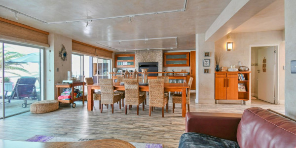 Long Beach, Walvis Bay:  Beautiful ECLECTIC Stunner home WTH FLAT is for Sales:  A RARE FIND