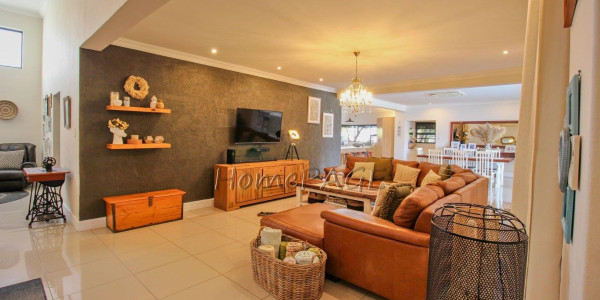 Otjiwarongo:  STUNNING, MODERN 4 BEDR HOME WITH FLAT is for sale