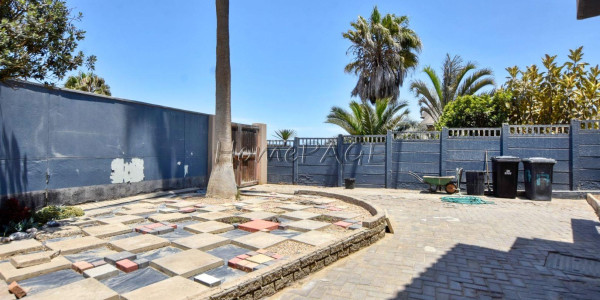 Vineta, Swakopmund:  Enormous Home with Flat is for Sale