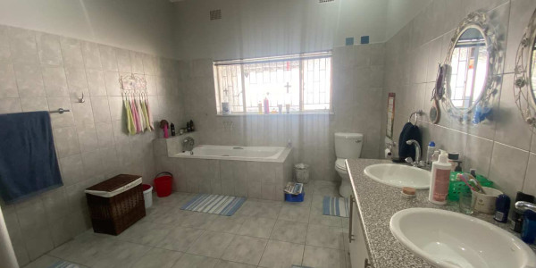 3 Bedroom House in Klein Windhoek with flat