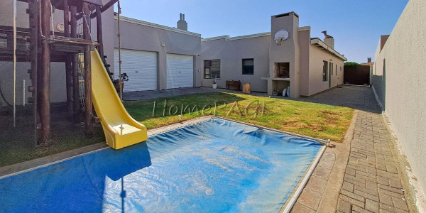 Fairway Estates, Walvis Bay:  VERY NEAT HOME WITH FLAT IS FOR SALE