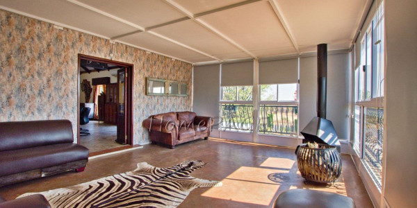 Otjiwarongo: Magnificent 4 Bedr Double Storey Villa for Sale