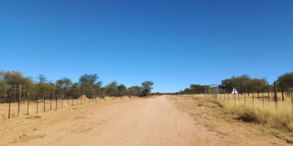 Agents Marlene, Leon and Jan presents this property, 30 km from Okahandja on the B2-road.