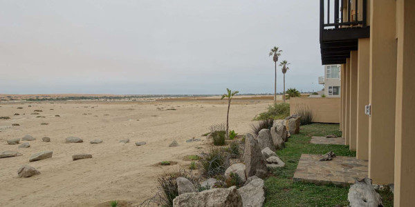 A true desert rose! Elegant warm house with endless dune views