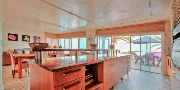 Long Beach, Walvis Bay:  Beautiful ECLECTIC Stunner home WTH FLAT is for Sales:  A RARE FIND