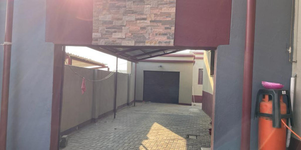 STUNNING 3 BEDROOM HOUSE WITH 2 OUTSIDE APARTMENTS FOR SALE IN KHOMASDAL