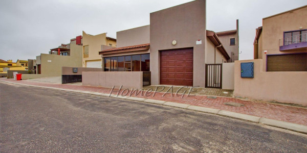 Long Beach Ext 1, Walvis Bay:  Large Luxurious Home with Flat is for Sale