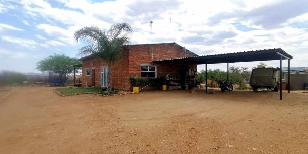 5 ha plot with borehole for sale in Brakwater with 5 bedrooms