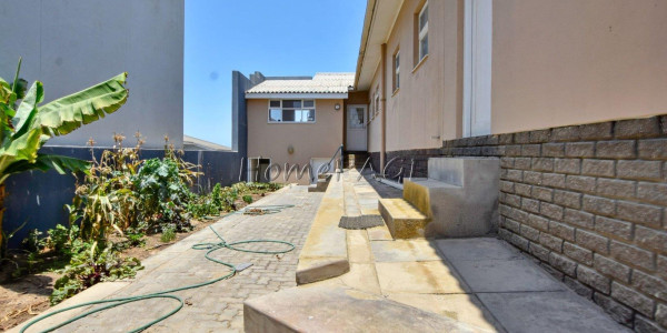 Vineta, Swakopmund:  Enormous Home with Flat is for Sale