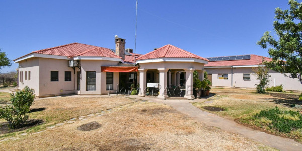 Omaruru Wildlife Estate, Omaruru:  Lifestyle Smallholding WITH ELABORATE Home is for Sale