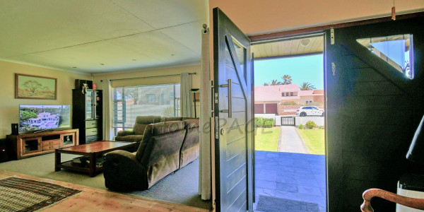 Meersig, Walvis Bay:  Beautiful 4 Bedr home IN A VERY GOOD AREA