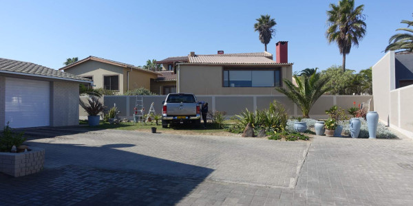 SEA VIEW PROPERTY OVERLOOKING THE BEACH PROMENADE