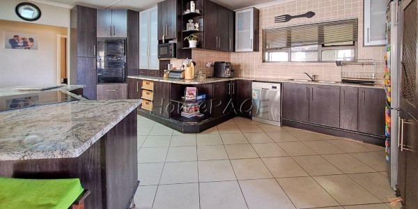 Fairway Estates, Walvis Bay:  VERY NEAT HOME WITH FLAT IS FOR SALE