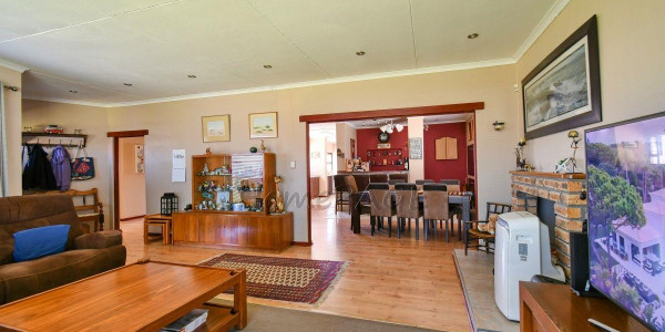 Meersig, Walvis Bay:  Beautiful 4 Bedr home IN A VERY GOOD AREA