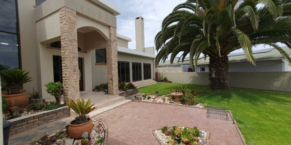 Luxurious Coastal Home with Flat for Sale in Henties Bay