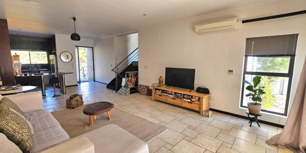 Modern 4-Bed Townhouse in Klein Windhoek - Central Living
