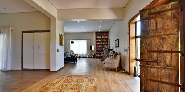 Omaruru:  Elaborate, Luxurious Home is for Sale