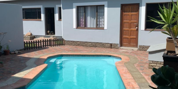 Stunning 3 Bedroom House with 2-bedroom Flat, swimming pool in prime Meersig Area