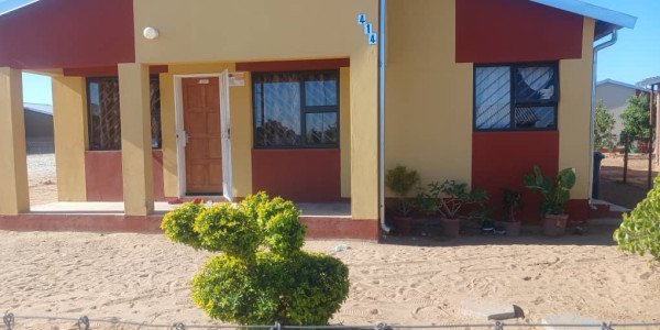 ‼️‼️ Buy a 3 bedroom house for sale in Rundu???? Sauyemwa Elia Neromba side (FNB) houses. Main bedroom with ensuite. ✅️ 3 bedrooms. Selling at N$ 850 000 ✅️ 2 bat