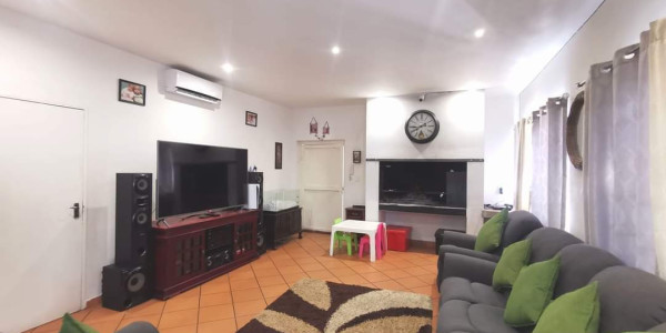 Family Home with Flat in Cimbebasia – N$2,360,000 (costs excl)