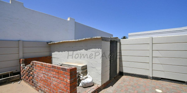 Meersig, Walvis Bay:  Beautiful 4 Bedr home IN A VERY GOOD AREA