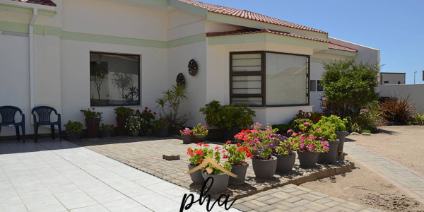 Three-bedroom House with 2 flats for sale in Ocean View