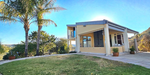 Luxury Family Home with 5 Rooms and Stunning Views in Klein Windhoek