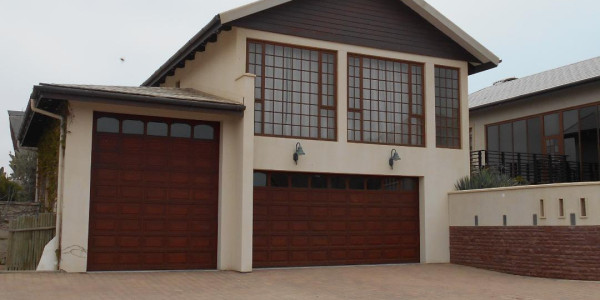 Sea front house with two flatlets