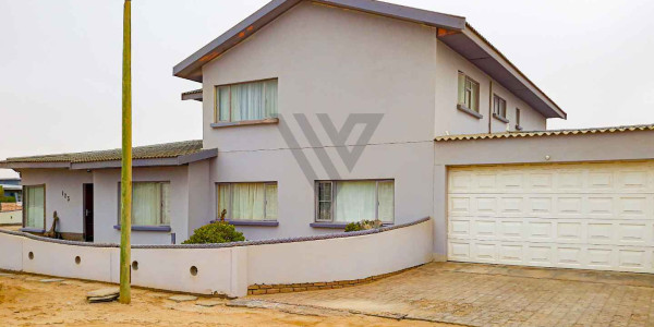 Spacious 6 Bedroom Home with 2 Bedroom Flatt.