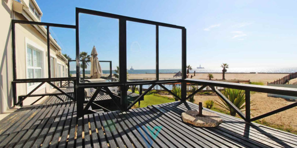 Townhouse with a sea view for sale in Long Beach.