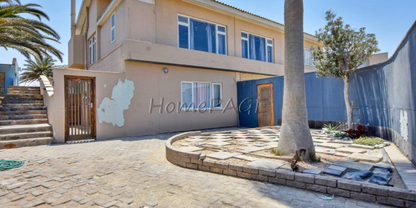 Vineta, Swakopmund:  Enormous Home with Flat is for Sale