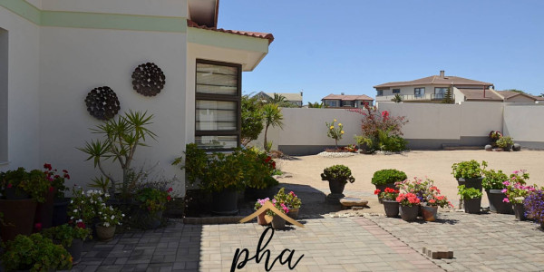 Three-bedroom House with 2 flats for sale in Ocean View