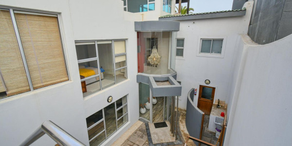 Long Beach, Walvis Bay:  Beautiful ECLECTIC Stunner home WTH FLAT is for Sales:  A RARE FIND