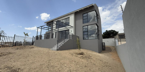 LUXURIOUS DOUBLE-STOREY FAMILY HOME WITH MODERN FINISHES