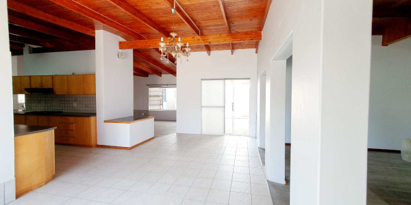 Here is a 520m² spacious living house on a 1,056m² erf.