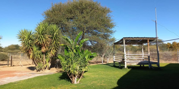 Agents Marlene, Leon and Jan presents this property, 30 km from Okahandja on the B2-road.